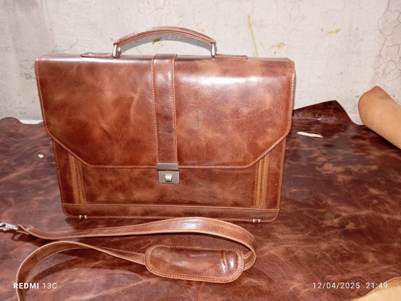 IMG-20250611-WA0035.jpg Leather Bag β Premium Craftsmanship, Timeless Design & Everyday Functionality - Image 1